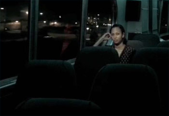 mujer inmigrante en el autobus